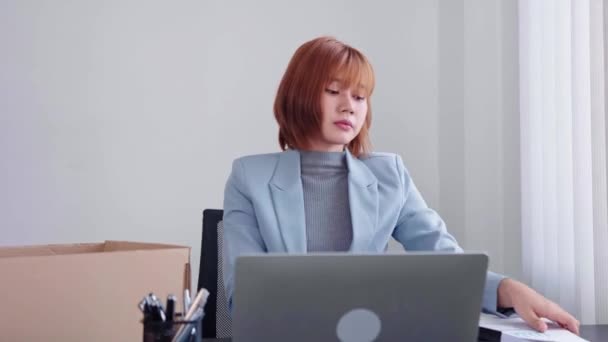 Eine Selbstbewusste Asiatische Geschäftsfrau Die Traurig Ihre Habseligkeiten Und Papiere — Stockvideo