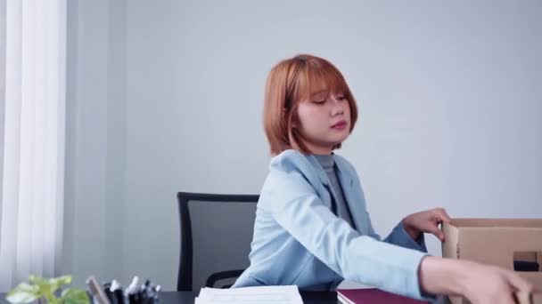 自信を持ったアジアの実業家は 残念ながら自分の持ち物や書類を集め 職場を離れ オフィスの机に落ち込むことに失望した 高品質の4K映像 — ストック動画