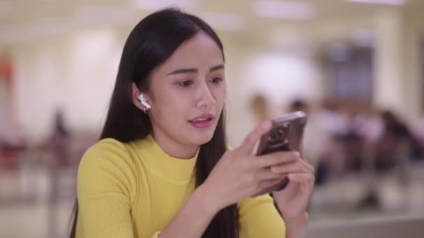 Nette Asiatische Studentin Die Tisch Sitzt Und Handy Oder Smartphone — Stockvideo