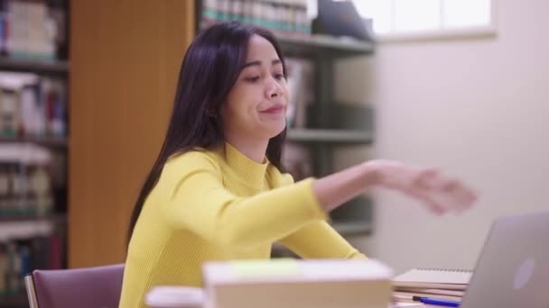 Exausto Infeliz Estressado Jovem Estudante Asiático Sentindo Cansado Preparando Para — Vídeo de Stock