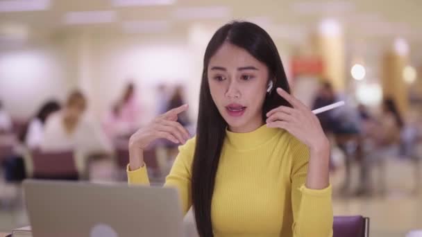 Azjatki Uczennice Online Nosić Słuchawki Rozmowy Wideo Rozmowy Ekranie Laptopa — Wideo stockowe