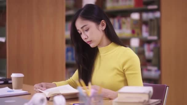 Koncentrerad Ung Asiatisk Kvinnlig Student Gula Kläder Läser Böcker Forskning — Stockvideo