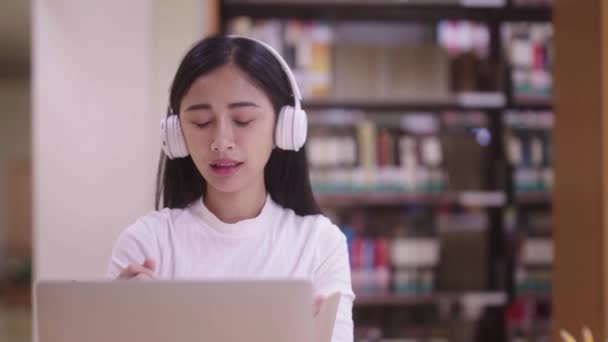 Asiatische Studentinnen Online Tragen Kopfhörergespräche Videotelefonie Laptop Computerbildschirm Tun Konferenz — Stockvideo