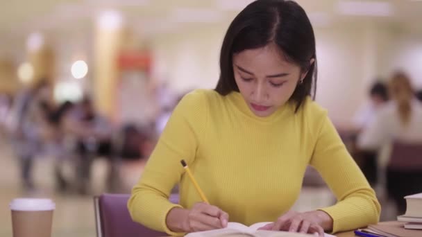 Linda Chica Asiática Inteligente Estudiante Escribiendo Notas Preparándose Para Prueba — Vídeo de stock