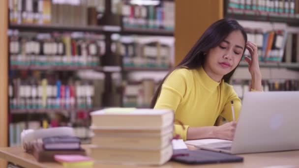 Agotado Infeliz Estresado Joven Estudiante Asiática Sintiéndose Cansada Preparándose Para — Vídeos de Stock