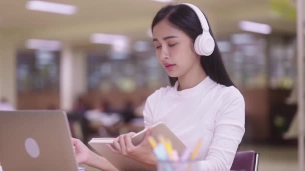 Asiático Concentrado Adolescente Mulheres Estudante Sentado Mesa Usando Laptop Para — Vídeo de Stock