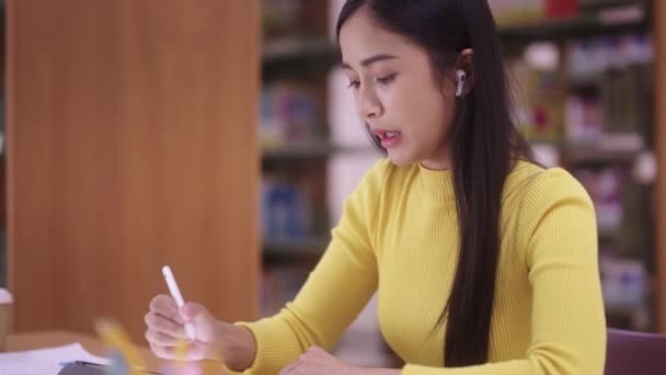 Een Charmante Jonge Aziatische Tiener Vrouw Studeren Online Klasse Bibliotheek — Stockvideo
