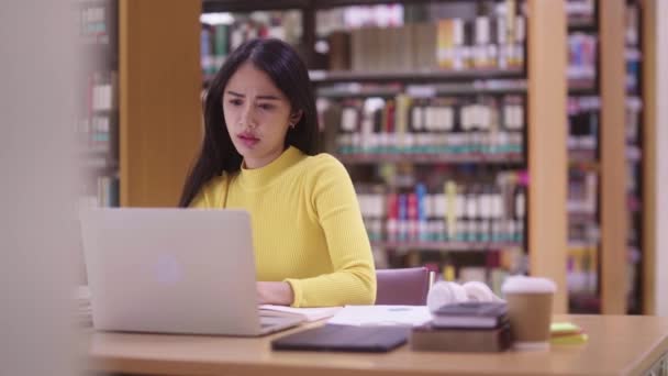 불행한 불행한 스트레스 아시아 학생은 도서관에서 도서관 책상에 시험을 고품질 — 비디오