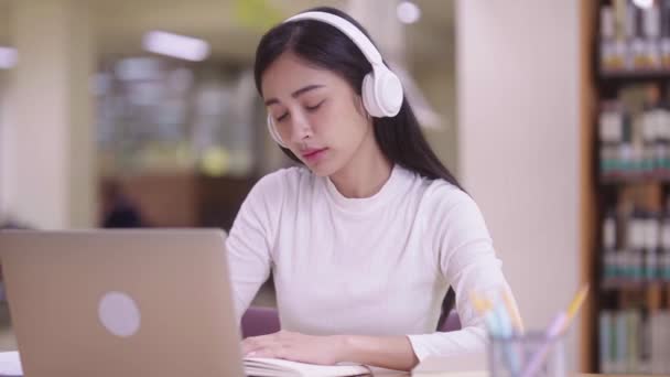 Konzentrierte Asiatische Studentinnen Sitzen Schreibtisch Und Nutzen Laptop Für Online — Stockvideo
