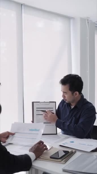 Affärsman Diskuterar Ett Projekt Med Arbetskollega Arbetar Flitigt Modern Kontorsmiljö — Stockvideo
