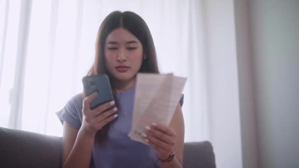 Junge Erwachsene Asiatische Frau Die Ihre Haushaltskosten Und Rechnungen Oder — Stockvideo