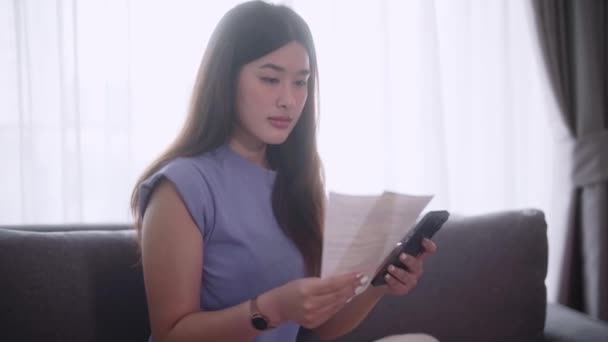 Jovem Mulher Asiática Adulta Calculando Despesas Casa Partir Factura Faturas — Vídeo de Stock