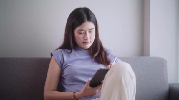 Junge Asiatin Schreibt Mit Stift Neue Projektideen Auf Tablet Während — Stockvideo