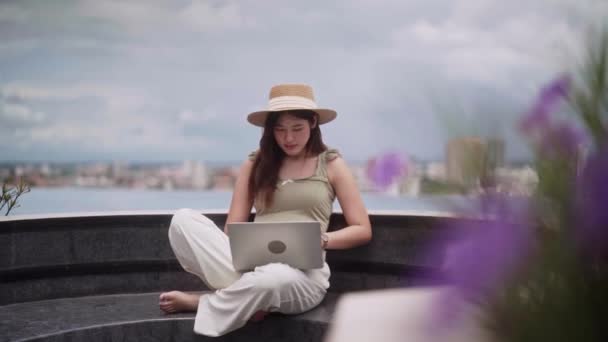 Asian Freelance Woman Trabalhando Estudando Line Learning Com Laptop Remotamente — Vídeo de Stock
