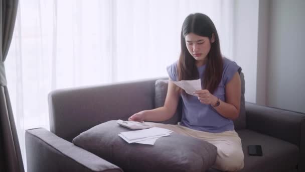 Młoda Dorosła Azjatka Obliczająca Wydatki Domowe Faktur Lub Podatków Domu — Wideo stockowe