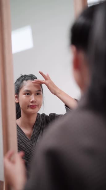 Asian Woman Applying Concealer Her Face Front Large Mirror Washing — Αρχείο Βίντεο