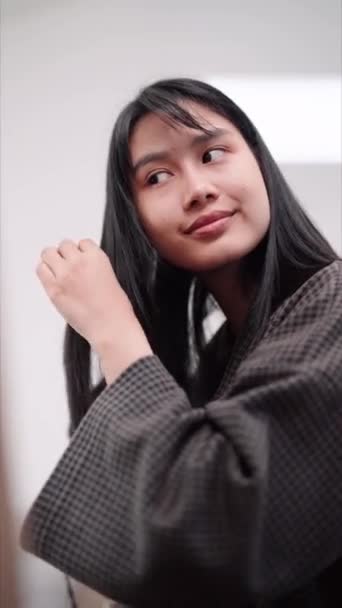 Asian Woman Using Hair Straightener Achieve Smooth Hair Front Large — стокове відео