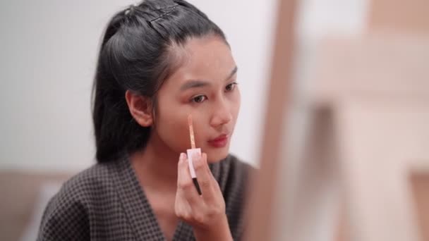 Asian Woman Applying Concealer Her Face Front Large Mirror Washing — ストック動画