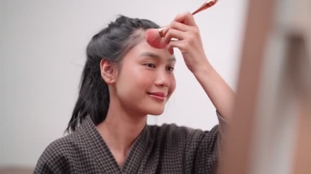 Asian Woman Applying Bronzer Her Face Front Large Mirror Bathing — Wideo stockowe