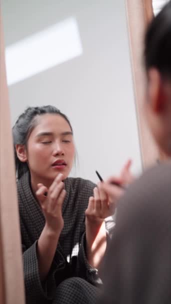 Asian Woman Applying Eyeliner Front Large Mirror Bathing Styling Her — Wideo stockowe