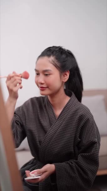 Asian Woman Applying Bronzer Her Face Front Large Mirror Bathing — стокове відео
