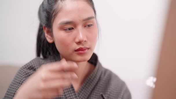 Asian Woman Applying Eyeliner Front Large Mirror Bathing Styling Her — стокове відео
