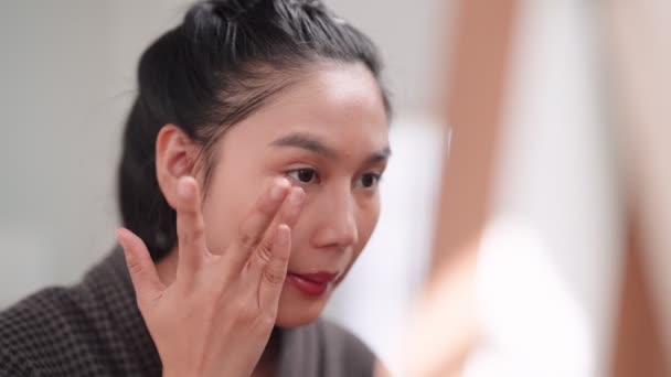 Asian Woman Applying Concealer Her Face Front Large Mirror Washing — Vídeos de Stock