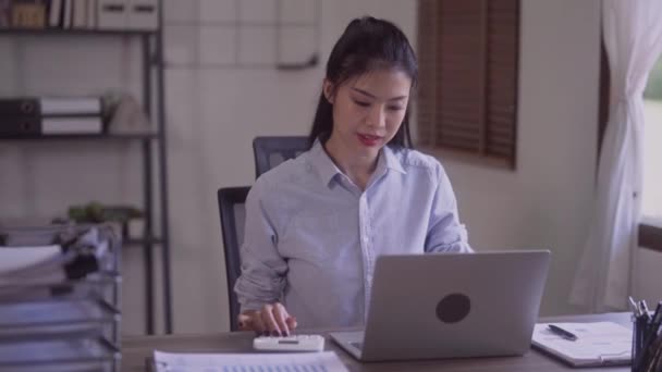 Young Asian Entrepreneur Woman Counting Calculations Profit Data Calculator Laptop — Vídeos de Stock