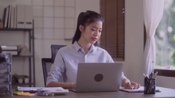 Young Successful Asian Businesswoman Sitting Desk Working Laptop Computer Woman — Αρχείο Βίντεο