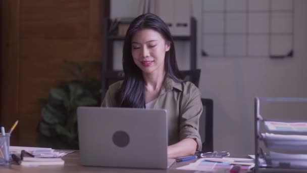 Young Asian Woman Artist Creative Designer Working Laptop Computer Creating — Vídeo de Stock