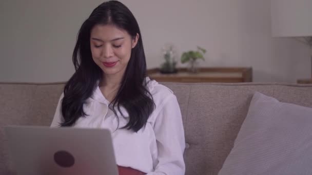 Young Business Freelance Asian Woman Watching Laptop Checking Social Media — Stockvideo