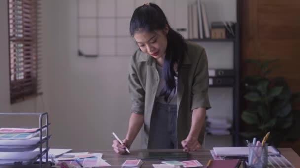 Young Asian Graphic Designer Woman Digitized Stylus Pen Drawing Illustration — Stockvideo