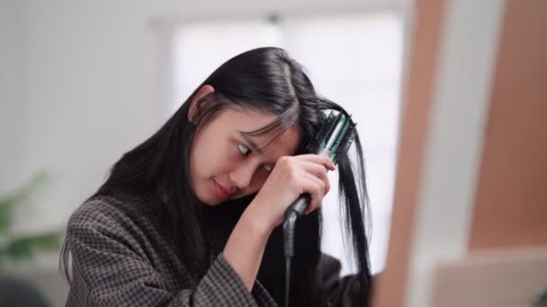 Asian Woman Using Hair Straightener Achieve Smooth Hair Front Large — Video