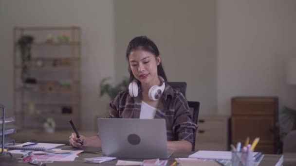 Young Asian Women Graphic Designer Relaxing Stretching Raised Arms While — Vídeo de Stock