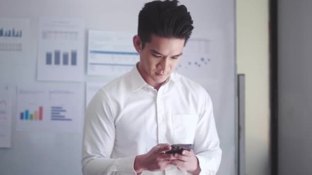 Asian Businessman Holding Smartphone Chat Online Mobile Applications Sitting Office — 图库视频影像