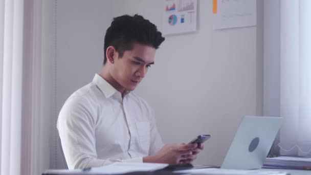 Asian Businessman Holding Smartphone Chat Online Mobile Applications Sitting Office — Wideo stockowe