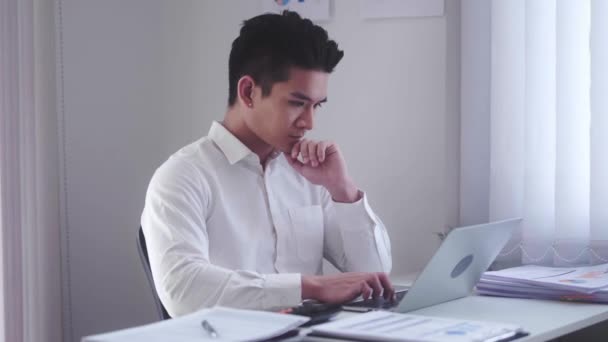 Asian Businessman Using Laptop Computer Does Data Analysis Works Commerce — Stock video