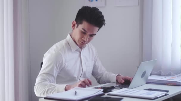 Serious Asian Businessman Office Using Calculator Laptop Work Calculate Financial — Stock videók