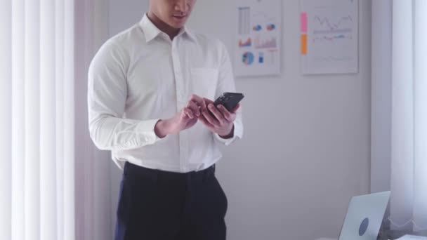 Asian Businessman Holding Smartphone Chat Online Mobile Applications Sitting Office — Stockvideo