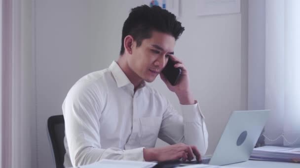 Asian Businessman Holding Smartphone Chat Online Mobile Applications Sitting Office — Vídeos de Stock