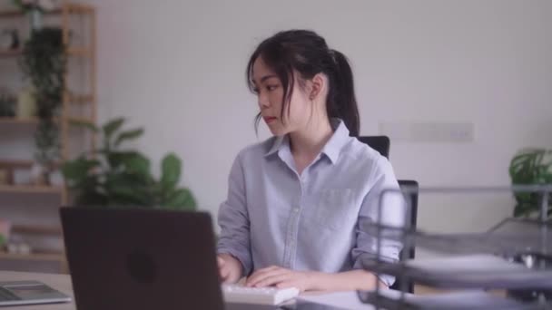 Young Asian Woman Hard Working Documents Her Using Laptop Computer — Stockvideo