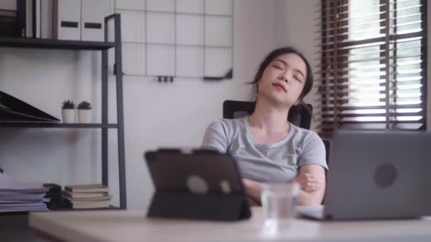 Slaperig Moe Jong Aziatisch Vrouw Werken Laptop Computer Haar Ogen — Stockvideo