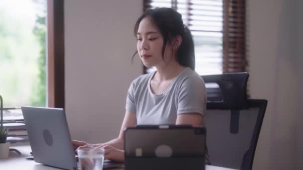 Relajada Mujer Asiática Joven Sentada Sala Estar Mientras Trabaja Con — Vídeos de Stock
