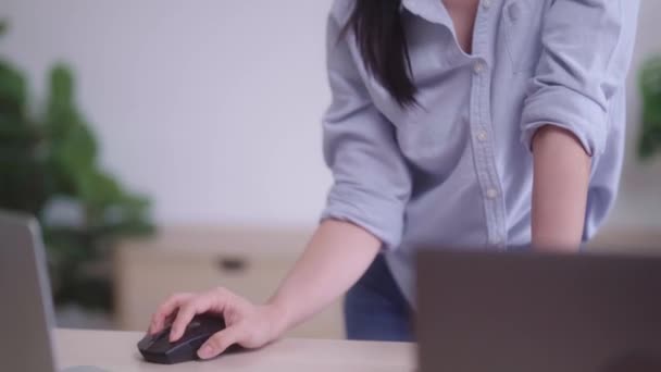 Giovane Donna Asiatica Duro Lavoro Con Documenti Lei Utilizzando Computer — Video Stock