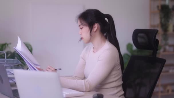 Young Asian Woman Hard Working Documents Her Using Laptop Computer — Vídeo de stock