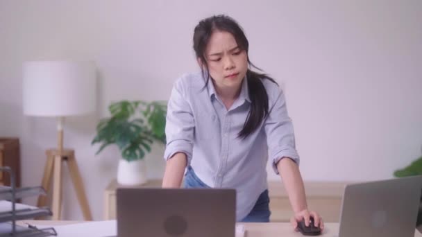 Junge Asiatin Arbeitet Hart Mit Dokumenten Ihrem Laptop Mit Analytischen — Stockvideo