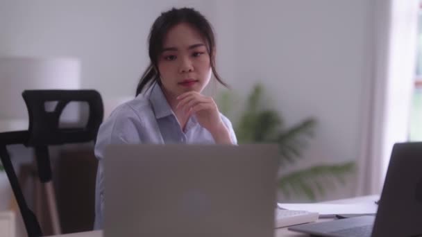 Young Asian Woman Hard Working Documents Her Using Laptop Computer — วีดีโอสต็อก