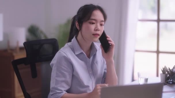 Junge Asiatische Geschäftsfrau Gespräch Auf Handy Oder Smartphone Zur Lösung — Stockvideo