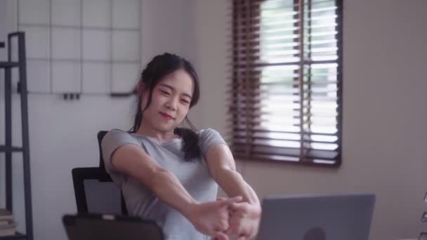 Relajada Mujer Asiática Joven Sentada Sala Estar Mientras Trabaja Con — Vídeo de stock