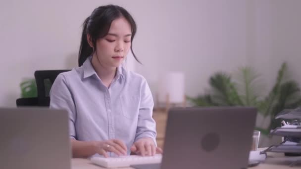 Młoda Atrakcyjna Azjatycka Bizneswoman Pracująca Laptopem Pijąc Szklankę Wody Biurze — Wideo stockowe